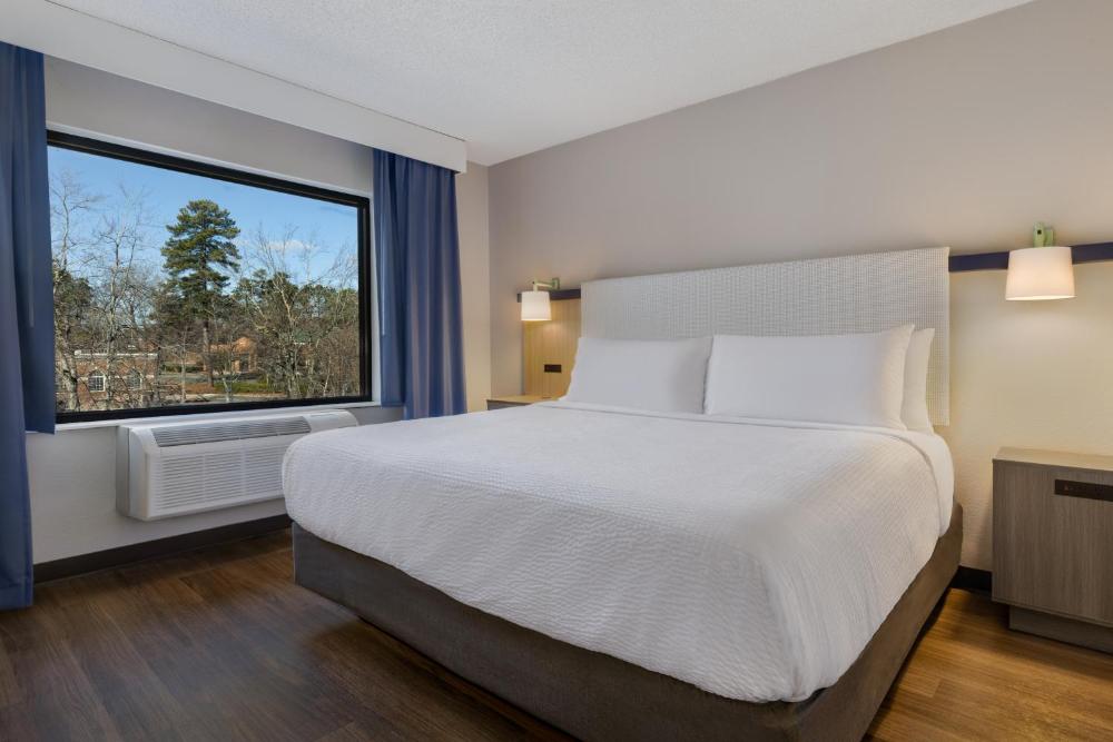 King Room - Non-Smoking interior