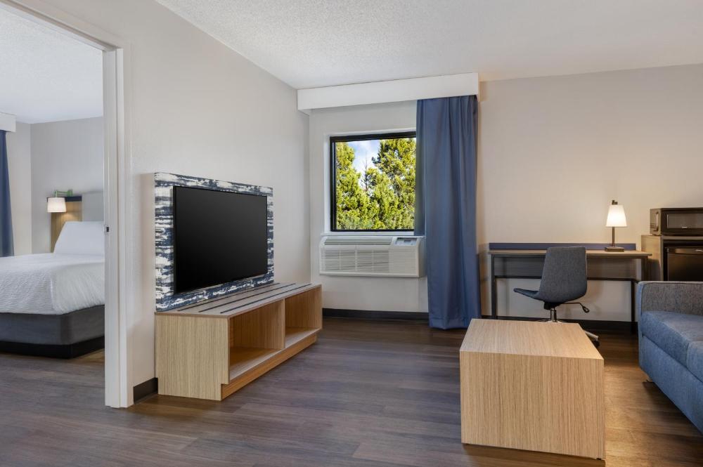 Queen Suite with Two Queen Beds - Non-Smoking interior