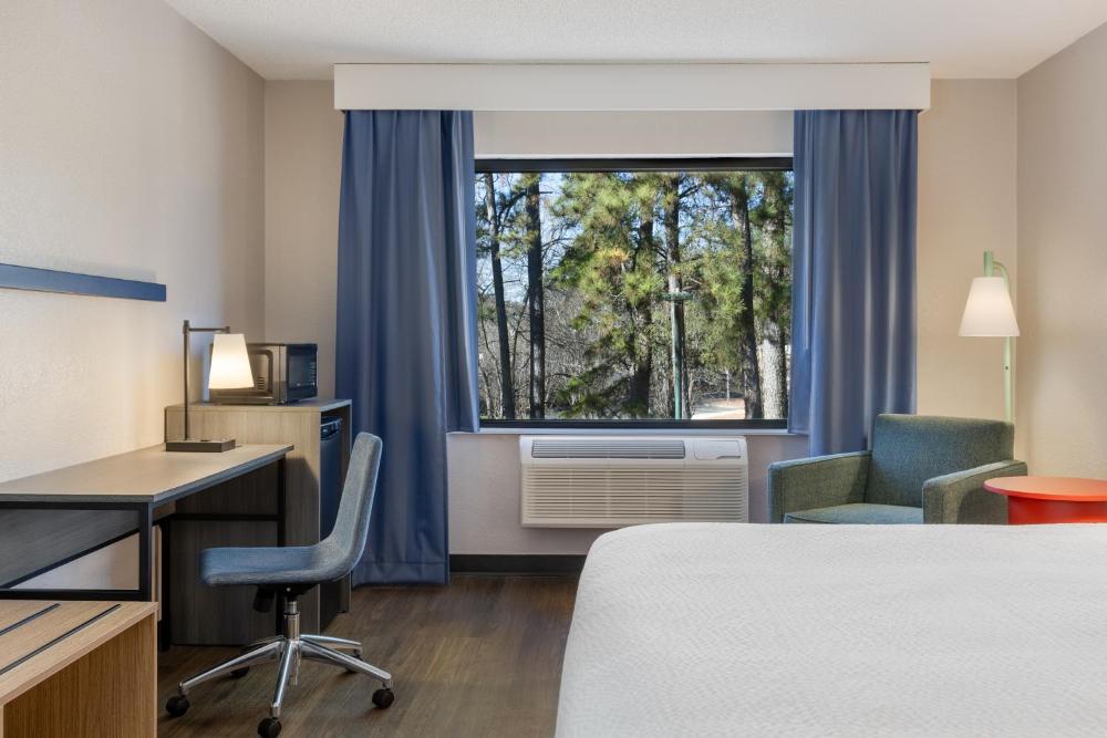 King Room - Accessible/Non-Smoking interior